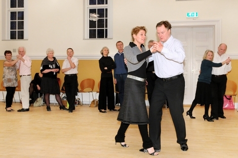 Gunner Svendsen og Lene Stengård førte an med at vise, hvordan tangoen skal gribes an. Foto: Peter Dahlerup